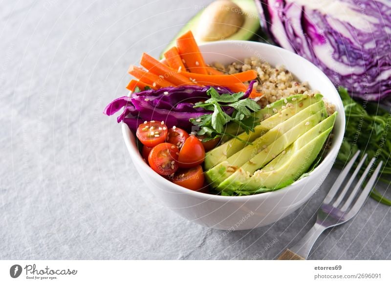 Vegane Buddha-Schale mit frischem Rohkost und Quinoa Schalen & Schüsseln Gemüse Avocado Zwiebel Tomate Möhre Kohlgewächse Gesunde Ernährung Foodfotografie