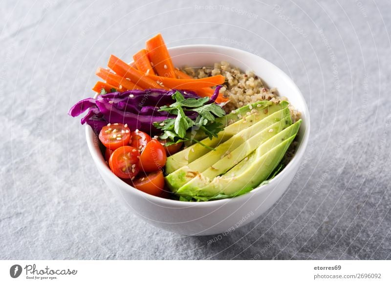 Vegane Buddha-Schale mit frischem Rohkost und Quinoa Schalen & Schüsseln Gemüse Avocado Zwiebel Tomate Möhre Kohlgewächse Gesunde Ernährung Foodfotografie