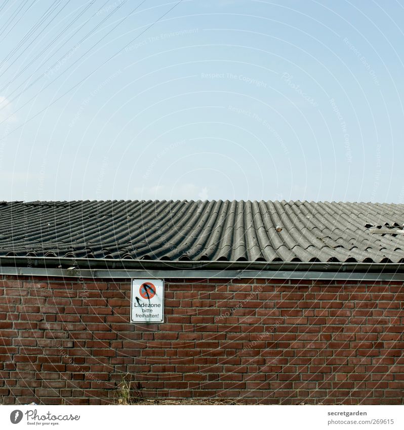 parkverbot. Güterverkehr & Logistik Technik & Technologie Wolkenloser Himmel Sommer Schönes Wetter Dorf Kleinstadt Haus Hütte Bauwerk Gebäude Architektur Mauer