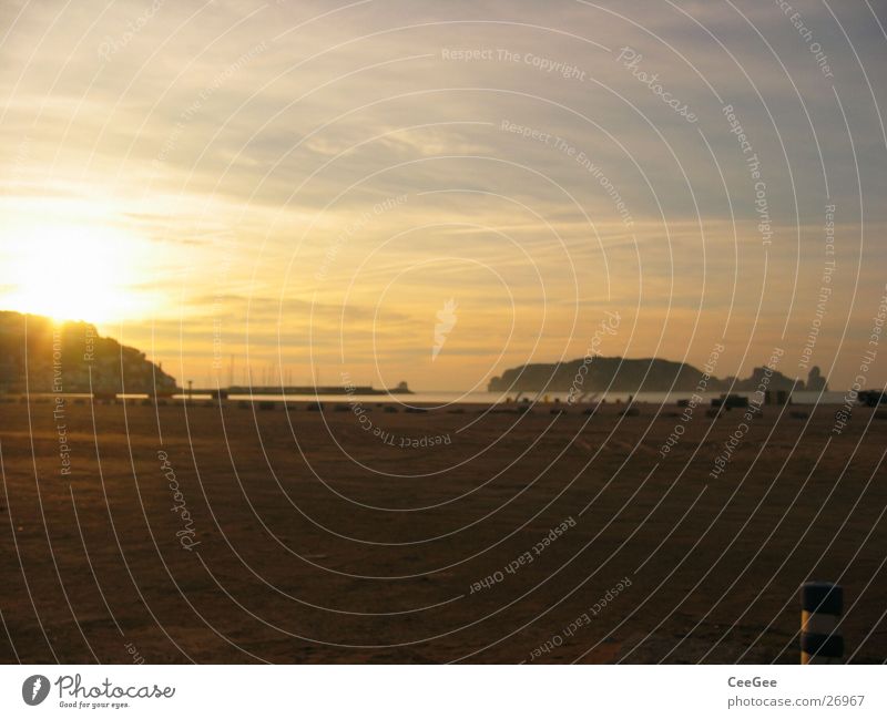 Bucht vor Estrtit Spanien Costa Brava Meer Sonnenaufgang gelb Beleuchtung Licht Nebel Wolken Strand Europa Estartit Insel Wasser Hafen Himmel Sand