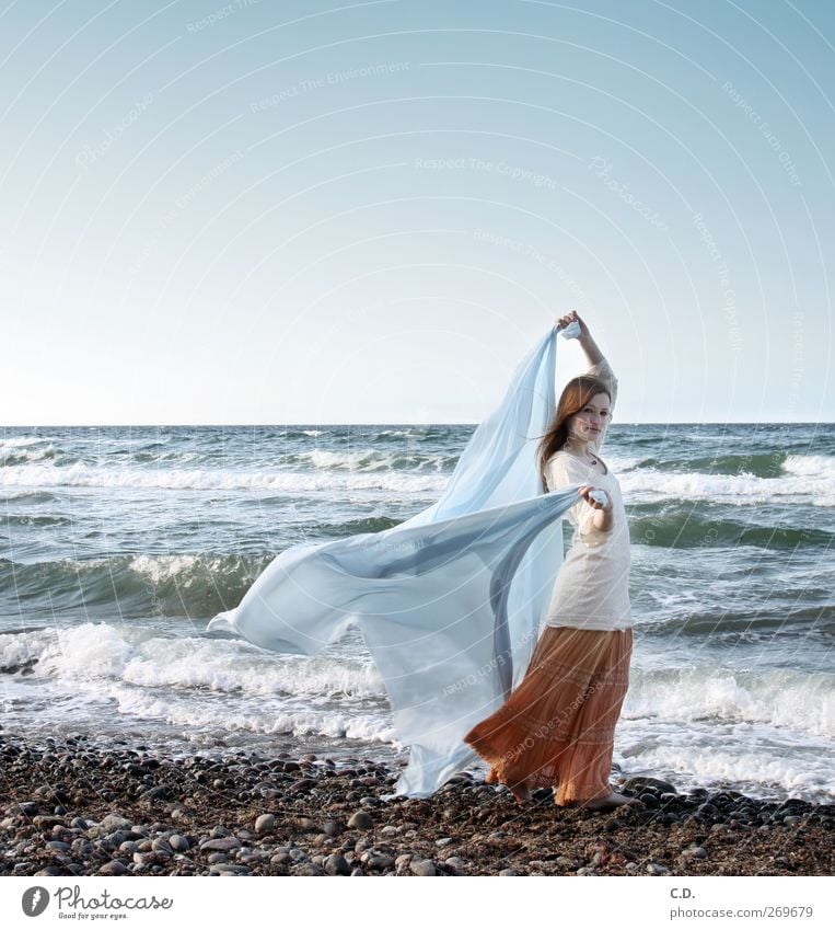 Eleganz am Stand Junge Frau Jugendliche 1 Mensch 18-30 Jahre Erwachsene Himmel Wolkenloser Himmel Frühling Wellen Strand Ostsee Meer Rock langhaarig ästhetisch