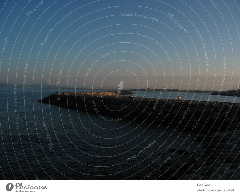 Hafenmauer Mauer Anlegestelle Licht Belichtung Dämmerung Meer Spanien Wasser Stein Bruchstück Felsen Sonne Estartit Himmel blau