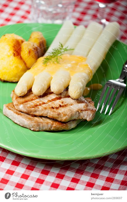 Viererbande Lebensmittel Fleisch Gemüse Bioprodukte Geschirr Besteck Gabel gut grün rot weiß Spargel Steak schweinelendchen Kartoffeln hollandaise Saucen