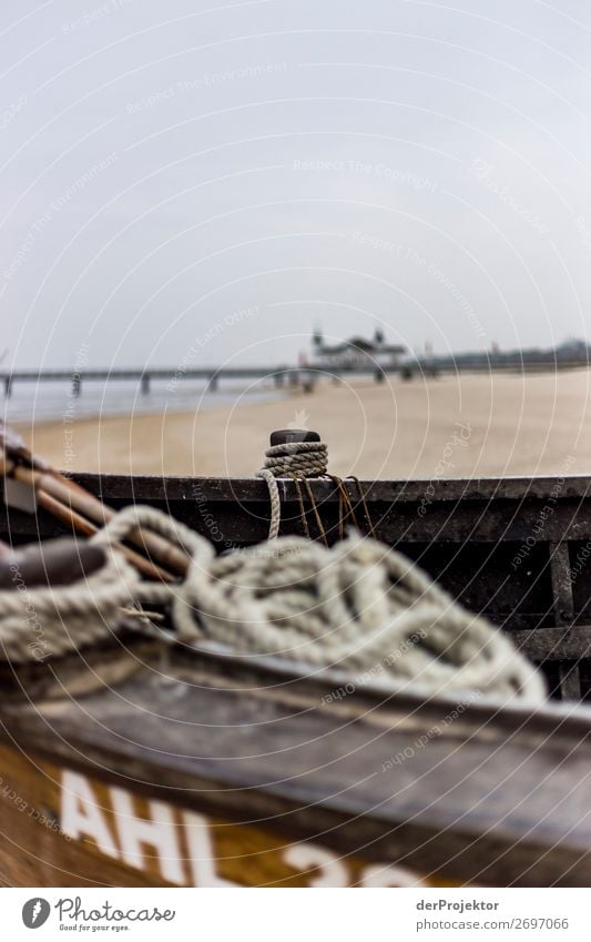 Fischerboot auf Usedom Zentralperspektive Schwache Tiefenschärfe Kontrast Schatten Licht Tag Textfreiraum Mitte Textfreiraum unten Textfreiraum links