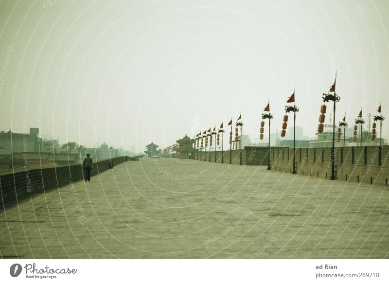 die Mauer Mensch Mann Erwachsene 1 Himmel Wolken Xi'an China Stadt Stadtrand Altstadt Skyline bevölkert Burg oder Schloss Ruine Brücke Turm Bauwerk Wand