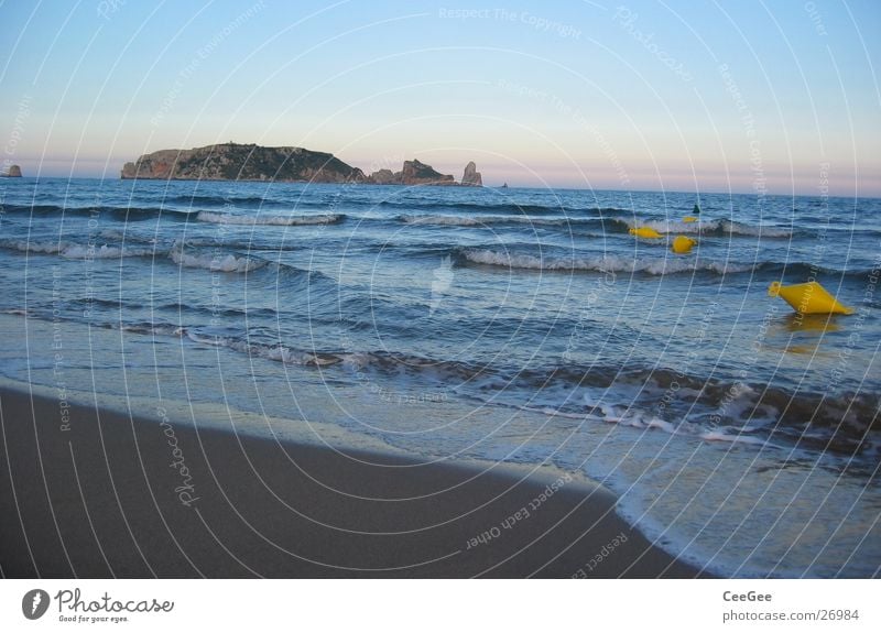 enfernte Inseln Spanien Strand Meer Boje Ferne Wellen nass feucht Küste gelb Schaum Gischt Horizont Europa Estartit Wasser Sand blau Himmel