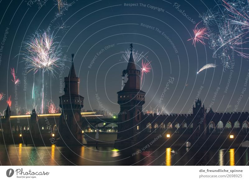 Silvester an der Oberbaumbrücke I Architektur Wasser Himmel Wolkenloser Himmel Winter Schönes Wetter Berlin Friedrichshain Deutschland Europa Stadt Hauptstadt