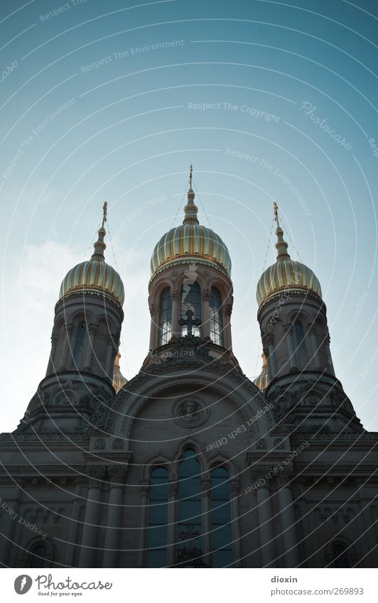 Goldene Türme #2 Wiesbaden Stadt Menschenleer Kirche Turm Bauwerk Gebäude Architektur Fenster Dach Turmspitze Sehenswürdigkeit Wahrzeichen leuchten glänzend