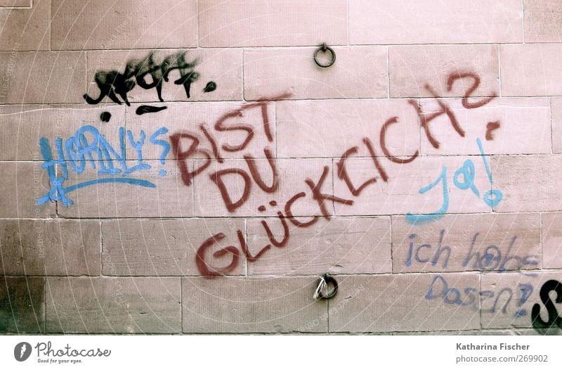 BIST DU GLÜCKLICH ? Mauer Wand Fassade Stein Beton blau rosa rot schwarz türkis Graffiti Fragen Schrift Farbfoto mehrfarbig Außenaufnahme Menschenleer Tag