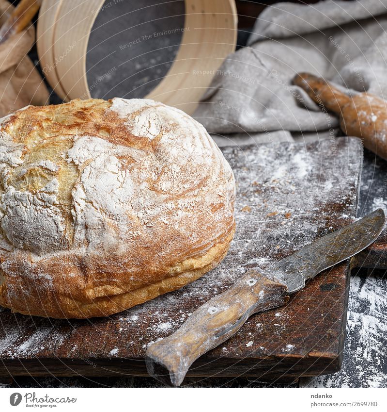 gebackenes weißes Weizenbrot Brot Ernährung Tisch Küche Holz machen dunkel frisch braun schwarz Tradition Kruste Roggen Bäckerei Holzplatte Essen zubereiten