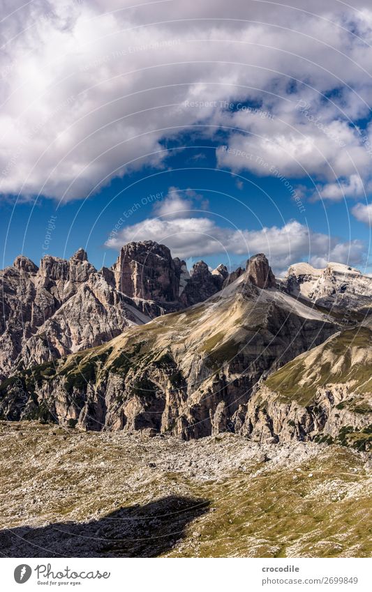 # 803 Drei Zinnen Dolomiten Sextener Dolomiten Weltkulturerbe Hochebene Farbfoto wandern Fußweg Gipfel Bergsteigen Alpen Berge u. Gebirge Schönes Wetter Wiese