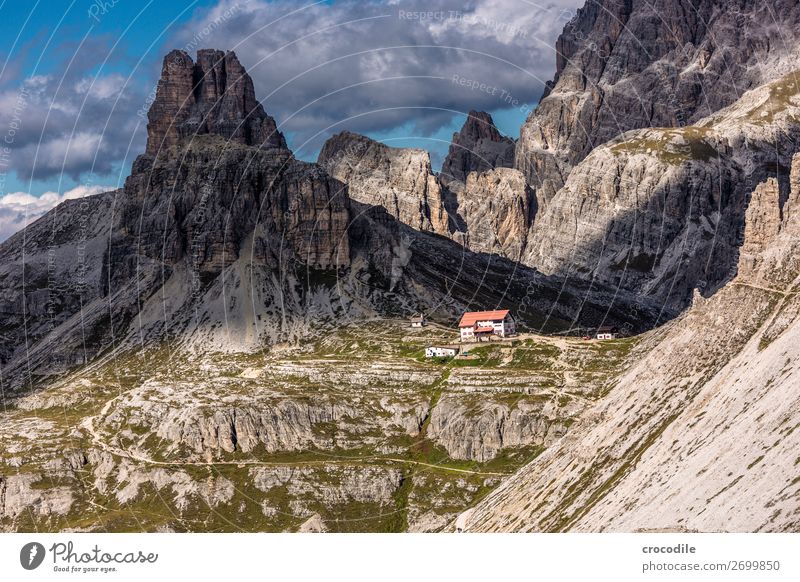 # 802 Drei Zinnen Dolomiten Sextener Dolomiten Weltkulturerbe Hochebene Farbfoto wandern Fußweg Gipfel Bergsteigen Alpen Berge u. Gebirge Schönes Wetter Wiese