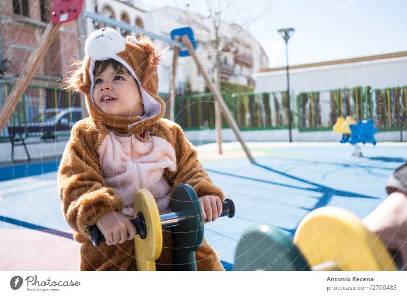 Das kleine Kind ist ein Tier. Freude Glück Spielen Winter Halloween Baby Junge Mann Erwachsene Park Spielplatz Lächeln Karneval Tracht Atraktionen Wippe