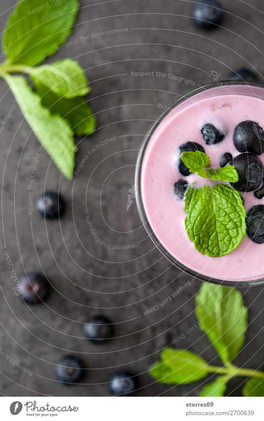 Heidelbeer-Smoothie oder Milchshake im Glas Blaubeeren Saft Frucht Beeren Gesundheit Gesunde Ernährung Lebensmittel Foodfotografie Getränk trinken purpur blau