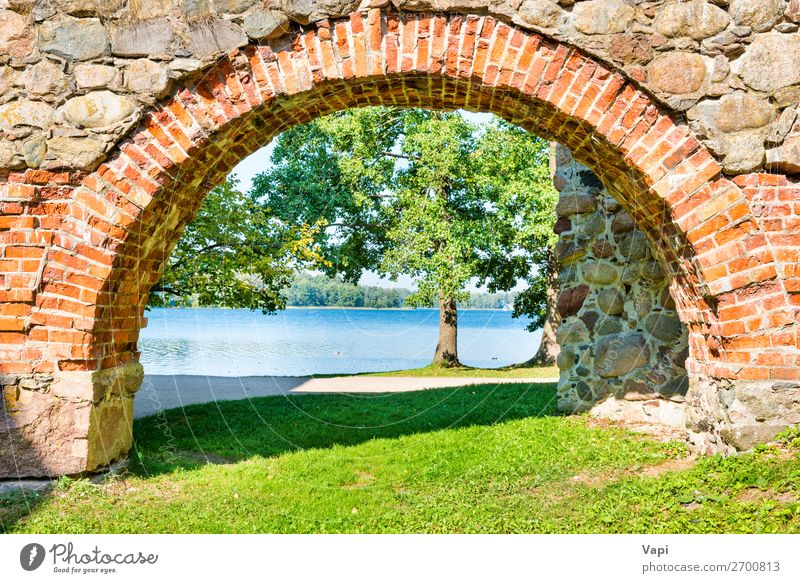 Ziegelbogen und Baum am See Ferien & Urlaub & Reisen Tourismus Sightseeing Sommer Architektur Natur Landschaft Wasser Sonnenlicht Frühling Herbst Gras Park