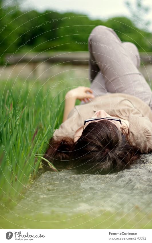 ZzZzzz... feminin Junge Frau Jugendliche Erwachsene 1 Mensch 18-30 Jahre Zufriedenheit Erholung träumen schlafen Mittagsschlaf Pause liegen auf dem Rücken