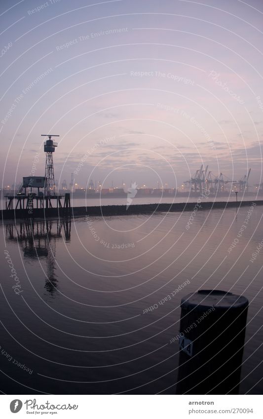 Radarspiegel Fluss Elbe Hamburg Menschenleer Containerterminal Radarstation Binnenschifffahrt ästhetisch Stadt violett Farbfoto Gedeckte Farben Außenaufnahme