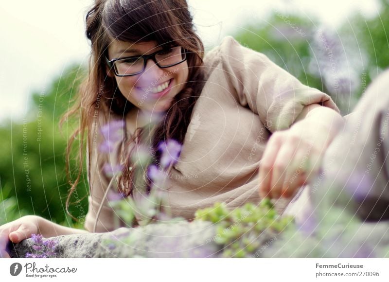 Idylle. feminin Junge Frau Jugendliche Erwachsene Kopf Hand 1 Mensch 18-30 Jahre Freude Optimismus Verliebtheit Liebe Freudenfeuer Lächeln grinsen Brille