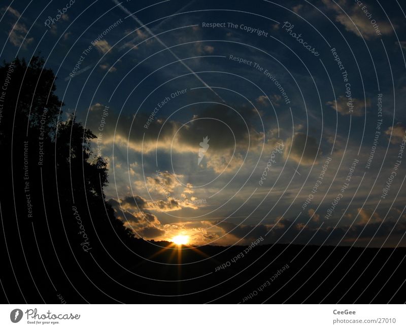 Sonnenuntergang Licht Wolken dunkel schwarz gelb Beleuchtung Abend Schatten Himmel orange