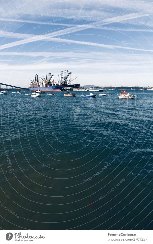 Small harbour with fishing boats in Portugal Verkehr Verkehrsmittel Verkehrswege Personenverkehr Güterverkehr & Logistik Schifffahrt Bootsfahrt Fischerboot