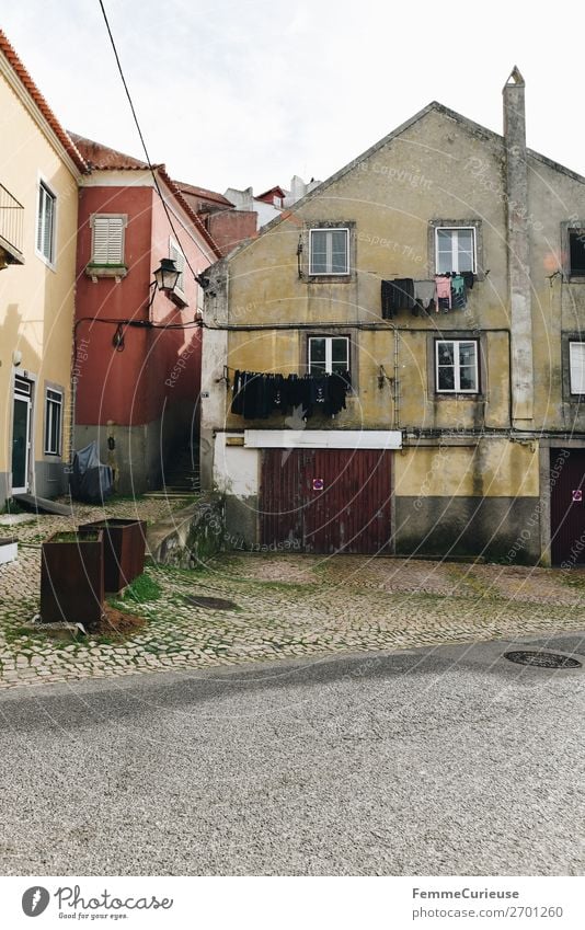 Residential houses in Portugal Kleinstadt Stadt Häusliches Leben Wäsche waschen trocknen Wäscheleine Fassade Wohnhaus Schornstein Garagentor Farbfoto