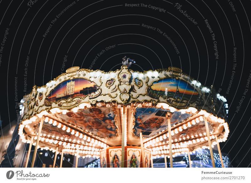 Illuminated carousel Freizeit & Hobby Bewegung Karussell Attraktion Jahrmarkt Beleuchtung Licht mehrfarbig Nachthimmel Abend Glühbirne Farbfoto Außenaufnahme