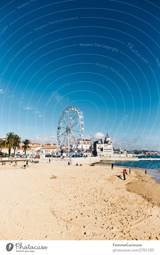 Sandy beach in Cascais with a ferris wheel Hafenstadt Ferien & Urlaub & Reisen Blauer Himmel Sandstrand Riesenrad Portugal Sonnenstrahlen Dezember