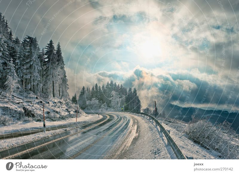 Es ist noch nicht vorbei Himmel Wolken Winter Wetter Schönes Wetter Eis Frost Schnee Berge u. Gebirge Straße Hochstraße hoch kalt nass blau schwarz weiß