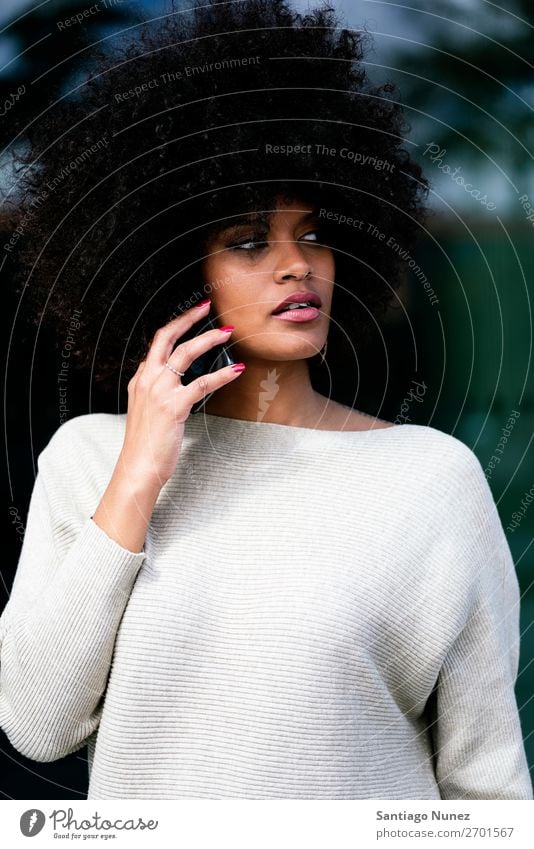 Porträt einer attraktiven Afrofrau mit Handy auf der Straße. Frau schwarz Afrikanisch Afro-Look Mensch Großstadt Jugendliche Mobile benutzend Fotografie Mädchen