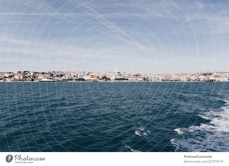 View of Lisbon from the Atlantic Ocean Hafenstadt Ferien & Urlaub & Reisen Lissabon Kondensstreifen Schönes Wetter Reisefotografie Urlaubsfoto Urlaubsstimmung