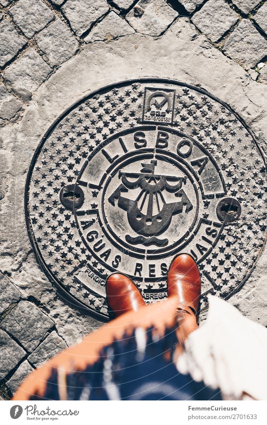 Tourist standing on a manhole cover in Lisbon feminin Frau Erwachsene 1 Mensch 18-30 Jahre Jugendliche 30-45 Jahre Hafenstadt Ferien & Urlaub & Reisen