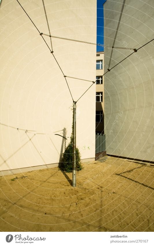 Rankhilfe Freizeit & Hobby Spielen Häusliches Leben Haus Stadt Stadtzentrum Menschenleer Spielplatz Bauwerk Gebäude Architektur Mauer Wand Fassade Balkon gut