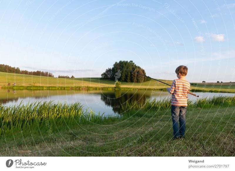 Junge am See Kindererziehung Kleinkind Kindheit Jugendliche 1 Mensch warten frisch Gesundheit achtsam ruhig Ferien & Urlaub & Reisen Landleben Teich Oberpfalz