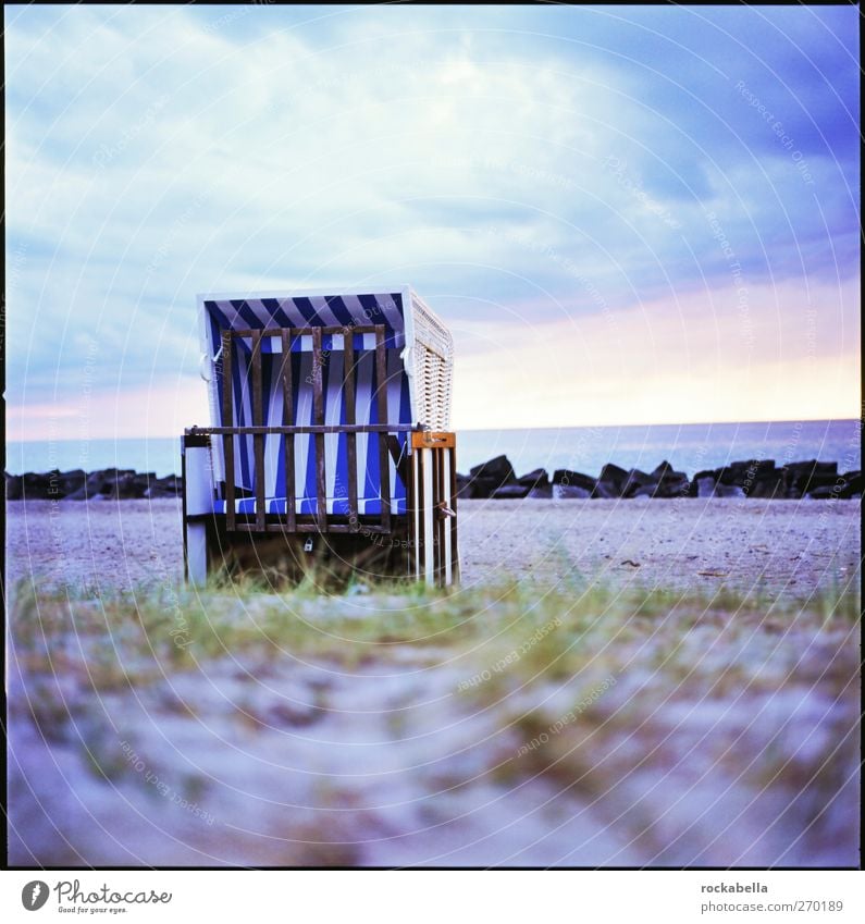 Hiddensee | Strandkorb Natur Wolken Frühling Küste Ostsee Gefühle Geborgenheit Romantik Mittelformat Farbfoto Außenaufnahme Menschenleer Schwache Tiefenschärfe