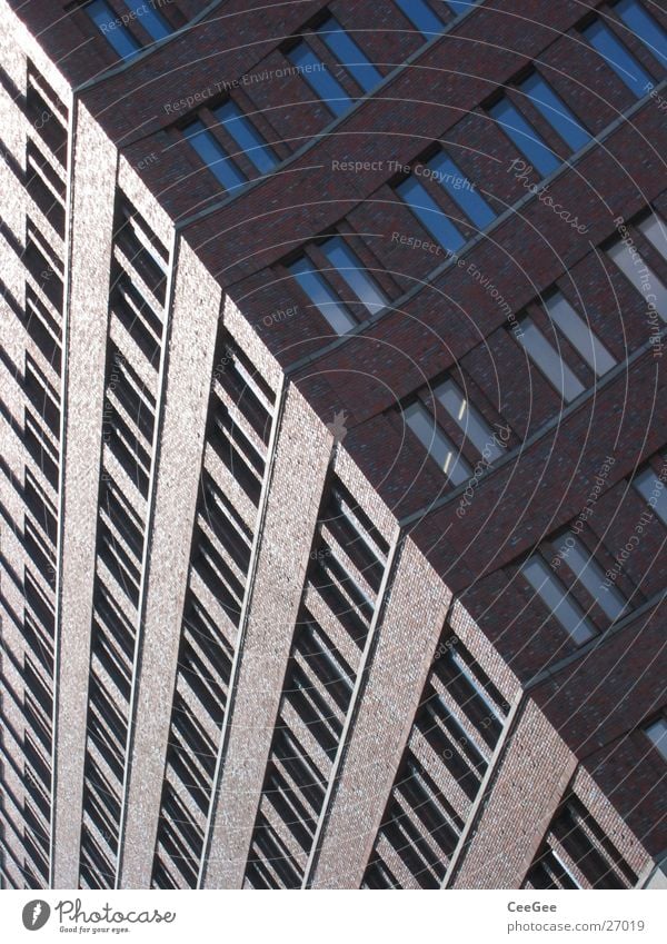 diagonal Gebäude Potsdamer Platz rot Fenster Backstein Reflexion & Spiegelung Wand Mauer Licht Hochhaus Architektur Glas verrückt Schatten