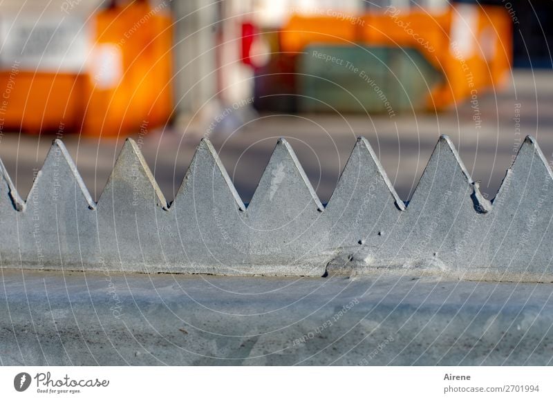 Sperrmüll Wertstoff Dienstleistungsgewerbe Baustelle Müllverwertung Müllbehälter Container Sammelstelle Platz Tor Zaun Metallzaun Ornament Zacken Zickzack eckig