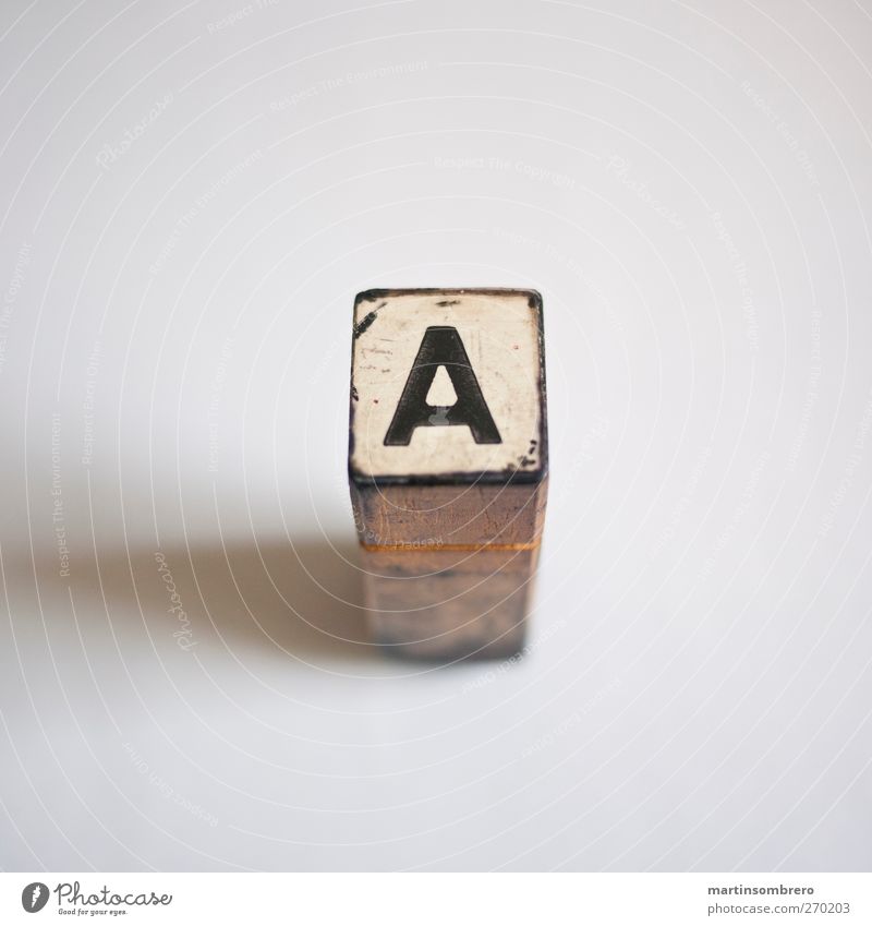 Am Anfang ist das "A" Stempel Zeichen Ziffern & Zahlen ästhetisch braun schwarz weiß authentisch Symmetrie Farbfoto Innenaufnahme Studioaufnahme Detailaufnahme