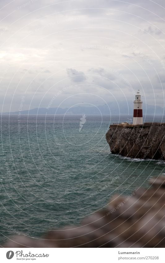 Wächter Umwelt Landschaft Himmel Wolken Horizont schlechtes Wetter Küste Meer Mittelmeer Leuchtturm Sehenswürdigkeit Schifffahrt stehen Ferne groß schön kalt