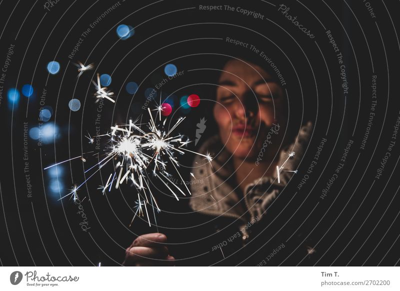 Wunderkerze Mensch feminin Junge Frau Jugendliche Gesicht 18-30 Jahre Erwachsene Berlin Prenzlauer Berg Freude Glück Wunsch Zukunft Silvester u. Neujahr