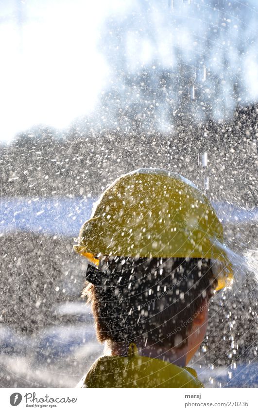 Gelbhelm Freude Arbeit & Erwerbstätigkeit Beruf Handwerker Maurer Baustelle Mensch maskulin Junger Mann Jugendliche Kopf 1 18-30 Jahre Erwachsene Wasser