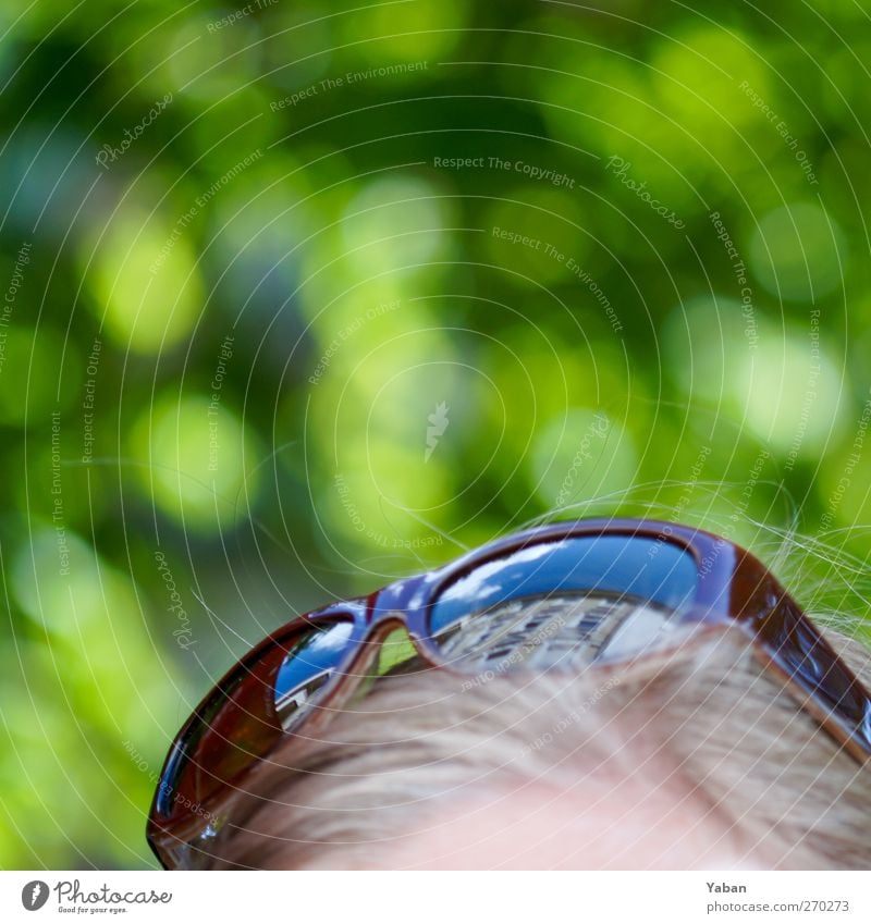 Unter den Kastanien feminin Frau Erwachsene Kopf Haare & Frisuren 1 Mensch Baum Platz Sonnenbrille Erholung hocken blond trendy braun grün Farbfoto