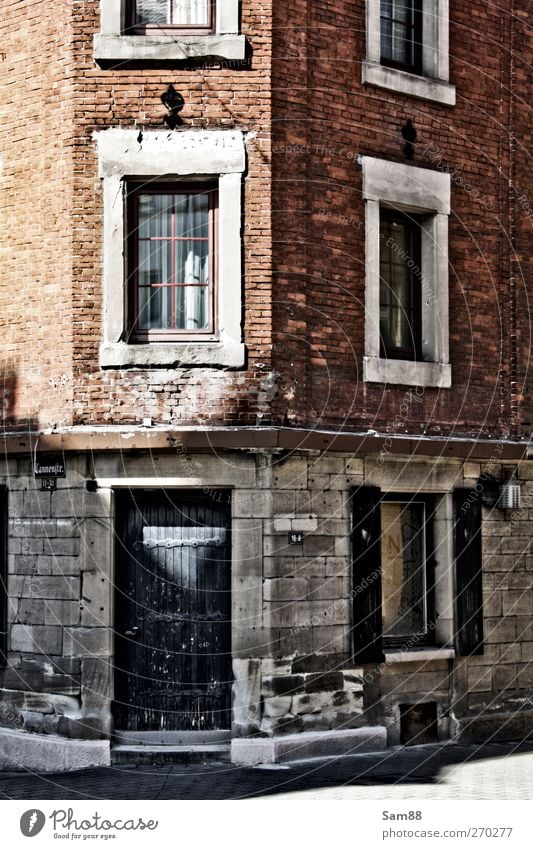 Verlassenes Haus Stadt Menschenleer Einfamilienhaus Bauwerk Gebäude Architektur Mauer Wand Fassade Fenster Tür alt Armut dreckig hässlich trashig trist