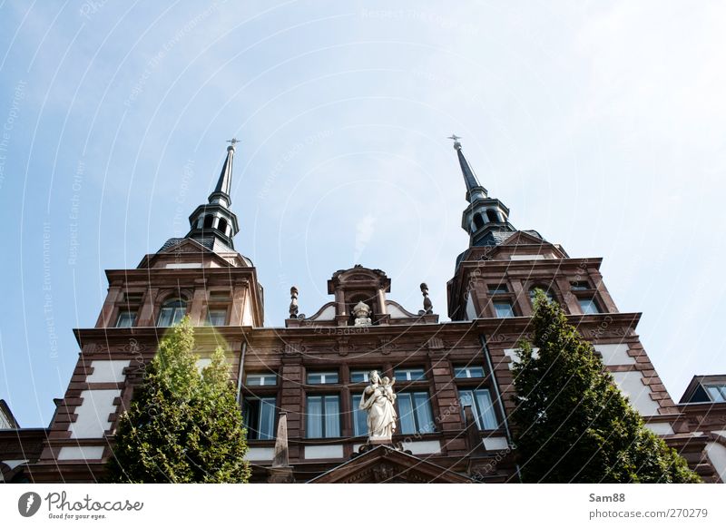 Dem Himmel entgegen Stuttgart Stadt Altstadt Menschenleer Haus Kirche Turm Bauwerk Gebäude Architektur Fassade ästhetisch Ehre schön Hochmut Stolz Zufriedenheit