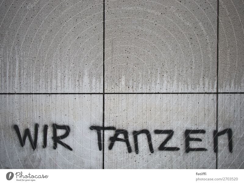 an die wand getanzt Mauer Wand trist Graffiti Betonplatte Tanzen wir gesprüht capslock Wort Information Bildausschnitt schwarz nass fließen tropfend