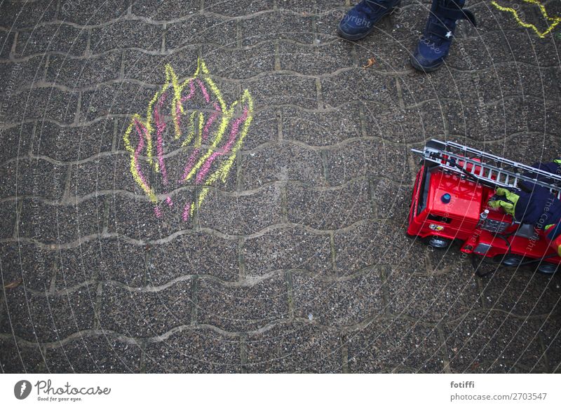 kreidewehr Stadtrand Platz Freude Tatkraft Sicherheit Schutz Leben Angst Feuerwehr Brand spielend Kreide Zeichnung Pflastersteine tatütata löschen rot retten