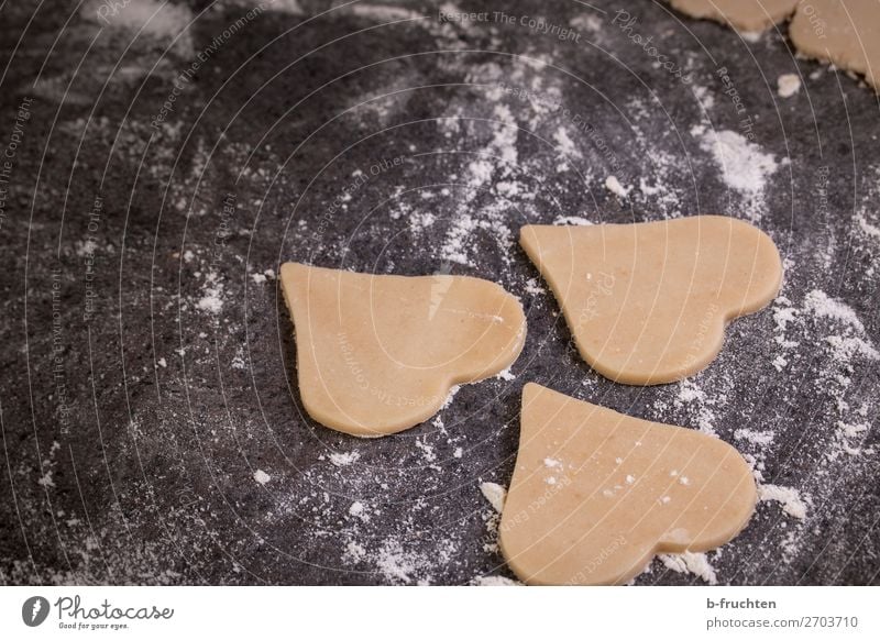 Baking love cookies for Valentine´s Day Teigwaren Backwaren Süßwaren Ernährung Valentinstag Weihnachten & Advent beobachten Liebe warten frisch genießen