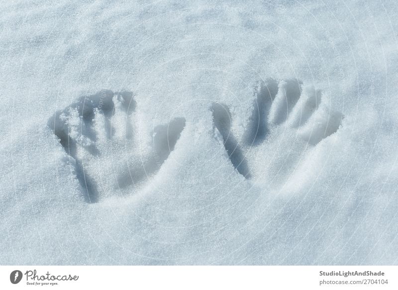 Handabdrücke im Schnee Spielen Winter Kind Mensch Kindheit Kunst Fährte einfach frisch weiß Handflächen zwei Spuren Abdruck Aufdrucke tief kalt Hintergrund