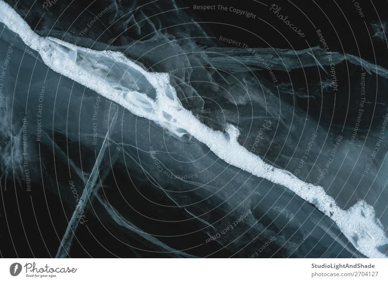 Knackiges schneebedecktes Eis in tiefem Schwarzwasser Meer Winter Schnee Natur Gletscher See Fluss Kristalle Ornament Linie frieren natürlich schwarz weiß Angst
