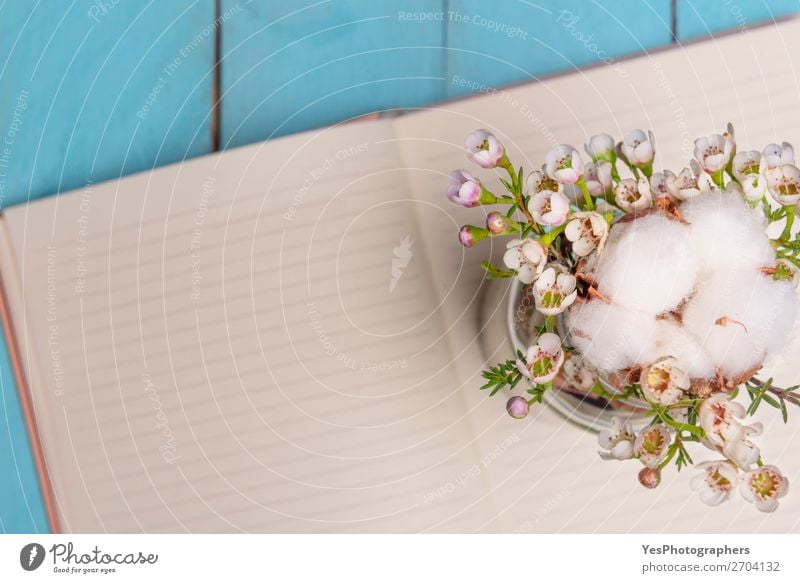 Blumenarrangement und leeres Notizbuch im Hintergrund Sommer Feste & Feiern Valentinstag Muttertag Hochzeit Pflanze Papier Liebe Fröhlichkeit Ordnung Frühling