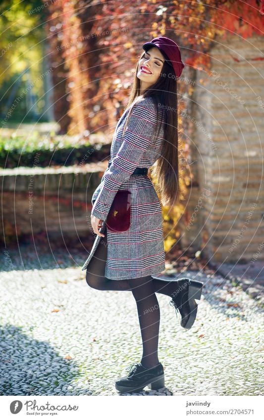 Junges, schönes Mädchen mit sehr langen Haaren, das einen Wintermantel trägt. Lifestyle Stil Haare & Frisuren Mensch feminin Junge Frau Jugendliche Erwachsene 1